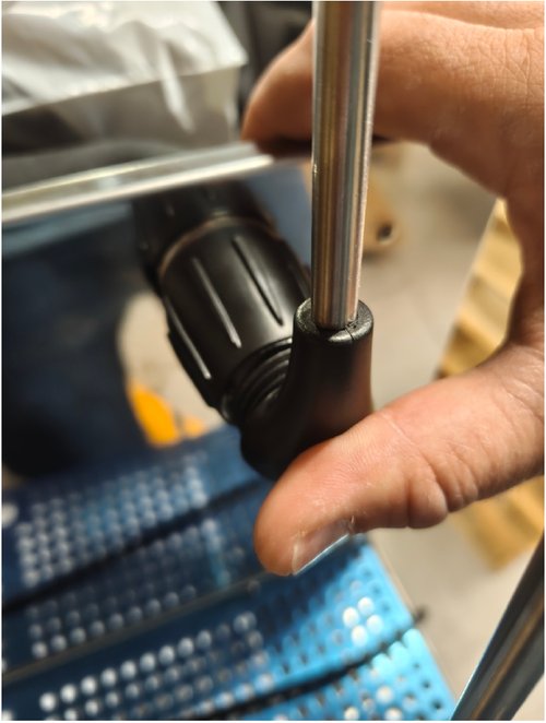 Montage du robinet EasyTap : pousser le raccord avec les deux pouces dans les encoches