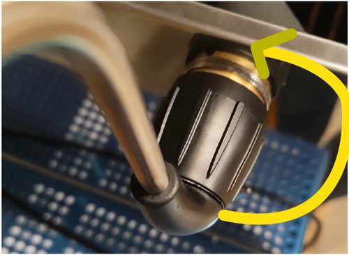 Serrage du robinet EasyTap dans le sens inverse des aiguilles d'une montre en tenant la partie plastique